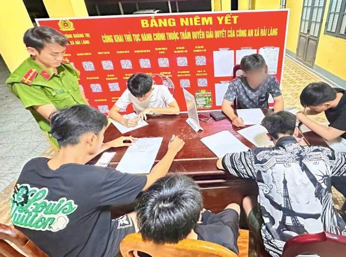Lực lượng làm nhiệm vụ trực tiếp giải thích để các em hiểu rõ nguy cơ tai nạn, cháy nổ và trách nhiệm pháp lý khi tự ý thay đổi kết cấu phương tiện.
