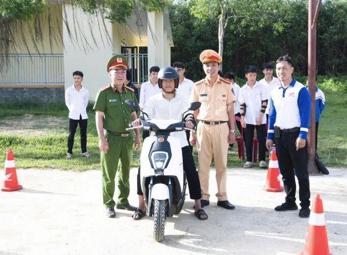 Hướng dẫn kỹ năng lái xe gắn máy an toàn cho học sinh.