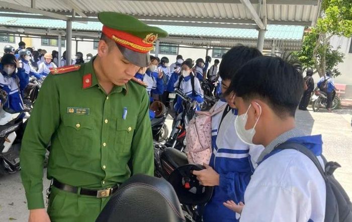 Tuyên truyền, nhắc nhở, yêu cầu tháo bỏ các bộ phận độ chế trái quy định.