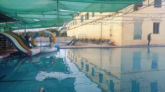 Toàn bộ khu vực bể bơi đã được phong tỏa để phục vụ công tác điều tra.