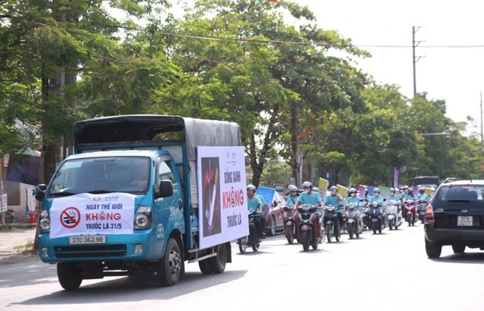 Đoàn xe cổ động lan tỏa thông điệp xây dựng môi trường sống không khói thuốc tới cộng đồng.