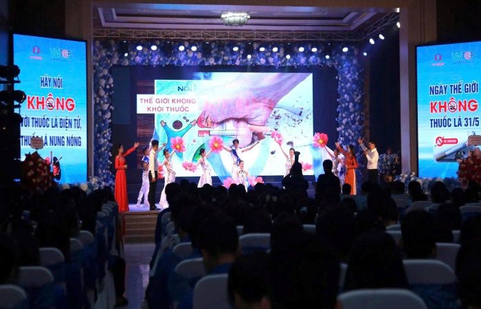 Lễ mít tinh thu hút sự tham gia của nhiều sở, ngành, đơn vị y tế và trường học trên địa bàn.