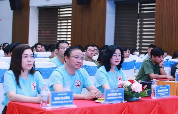 Đại biểu các sở, ngành, đơn vị tham gia lễ phát động phòng, chống tác hại của thuốc lá.