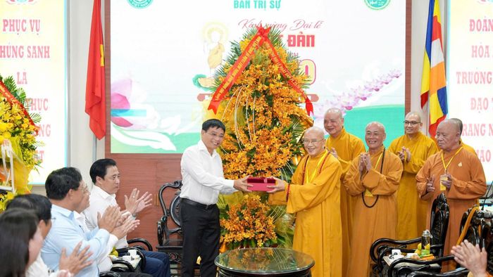 Phó Thủ tướng Chính phủ Nguyễn Văn Thắng tặng hoa chúc mừng Hòa thượng Thích Khế Chơn, Phó Chủ tịch Hội đồng Trị sự GHPGVN, Trưởng ban Ban Trị sự GHPGVN thành phố Huế.