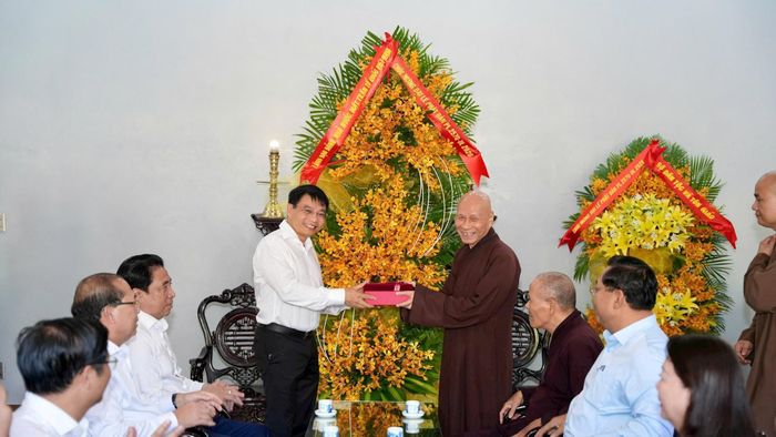 Phó Thủ tướng Chính phủ Nguyễn Văn Thắng cùng đoàn công tác thăm các Hòa thượng tại chùa Bảo Lâm.