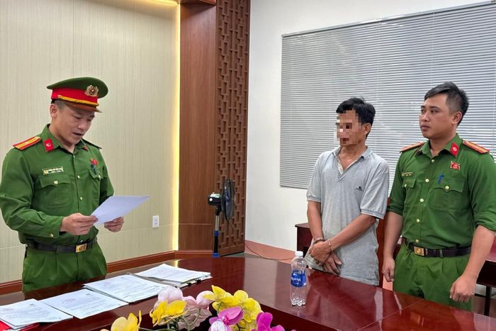 Cơ quan CSĐT Công an tỉnh Đắk Lắk tống đạt quyết định khởi tố bị can, lệnh bắt tạm giam đối với Hoàng Văn Thanh