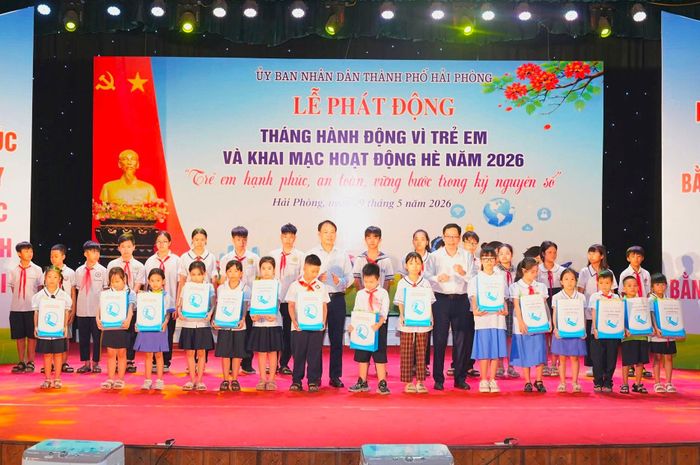Tặng học bổng cho các cháu học sinh.