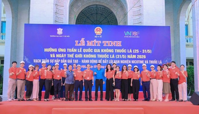 Các đại biểu tham dự Lễ Mít tinh thể hiện quyết tâm tại Lễ Mít tinh hưởng ứng Tuần lễ quốc ggia không thuốc lá và Ngày thế giới không thuốc lá tại Trường Đại học Y Hà Nội.