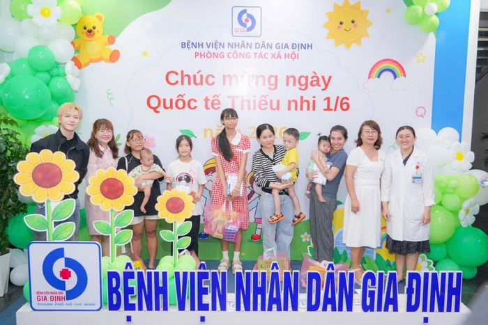 Trao tặng quà cho các em nhỏ.