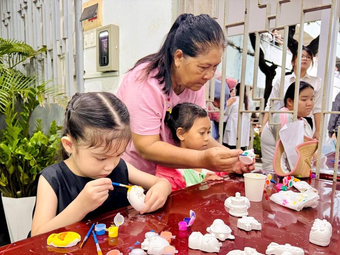 Các em nhỏ thỏa thích sáng tạo nghệ thuật.