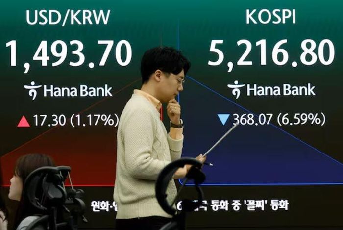 Bảng điện tử tại phòng giao dịch của Ngân hàng Hana hiển thị chỉ số Kospi với mức giảm 6,59% trong phiên giao dịch. Ảnh: Chosun