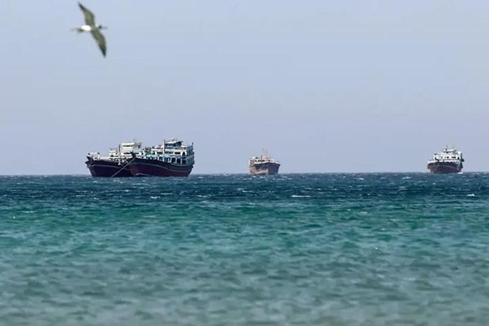 Các tàu thuyền gần eo biển Hormuz. Ảnh: EPA