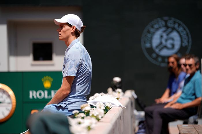 Sinner là nạn nhân của bất ngờ lớn nhất Roland Garros 2026. Ảnh: FFT