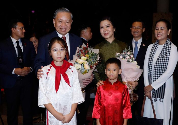 Cán bộ, nhân viên Đại sứ quán và cộng đồng người Việt Nam tại Singapore đón Tổng Bí thư, Chủ tịch nước Tô Lâm và phu nhân. Ảnh: TTXVN