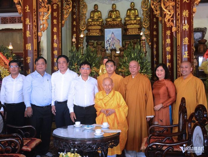 Phó Thủ tướng Nguyễn Văn Thắng đến thăm, chúc mừng Tổ đình Tường Vân. Ảnh: Lê Bằng