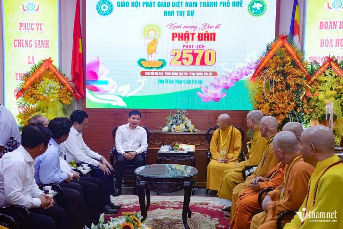 Phó Thủ tướng Nguyễn Văn Thắng thăm, chúc mừng Hòa thượng Thích Khế Chơn, Phó Chủ tịch Hội đồng Trị sự Trung ương GHPG Việt Nam, Trưởng Ban Trị sự GHPG Việt Nam TP Huế và Ban Trị sự GHPG Việt Nam TP Huế nhân dịp Đại lễ Phật đản Phật lịch 2570. Ảnh: Lê Bằng