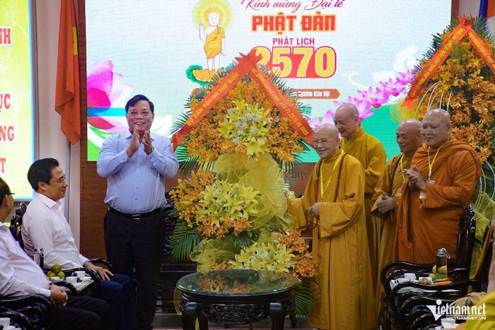 Thứ trưởng Bộ Dân tộc và Tôn giáo Nguyễn Hải Trung tặng hoa, quà Hòa thượng Thích Giác Quang. Ảnh: Lê Bằng