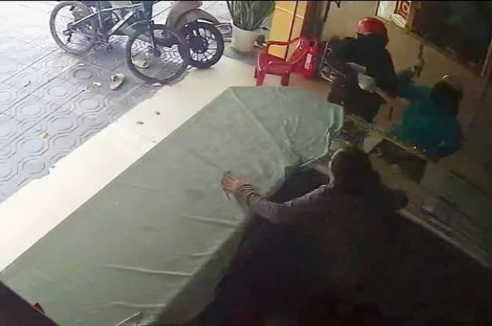Nhóm đối tượng khi thực hiện vụ cướp. Ảnh: Cắt từ clip
