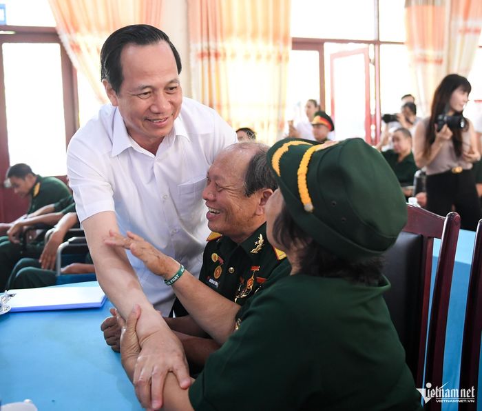 Nguyên Bộ trưởng Bộ Lao động - Thương binh và Xã hội, Nguyên Bộ trưởng Bộ Dân tộc và Tôn giáo Đào Ngọc Dung thăm hỏi các thương binh, người có công với cách mạng