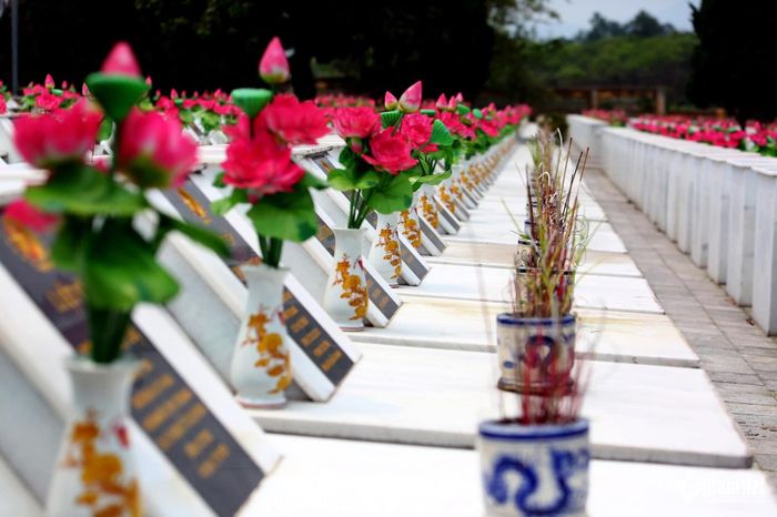 Tháng Bảy lại về, những nén hương tri ân được thắp lên trên khắp nghĩa trang liệt sĩ nhắc nhở đời đời ghi nhớ công ơn các anh hùng liệt sĩ