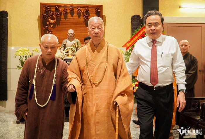Chủ tịch Quốc hội Trần Thanh Mẫn thăm, chúc mừng Đại lão Hòa thượng Thích Trí Quảng, Đức Pháp chủ Hội đồng Chứng minh Giáo hội Phật giáo Việt Nam.