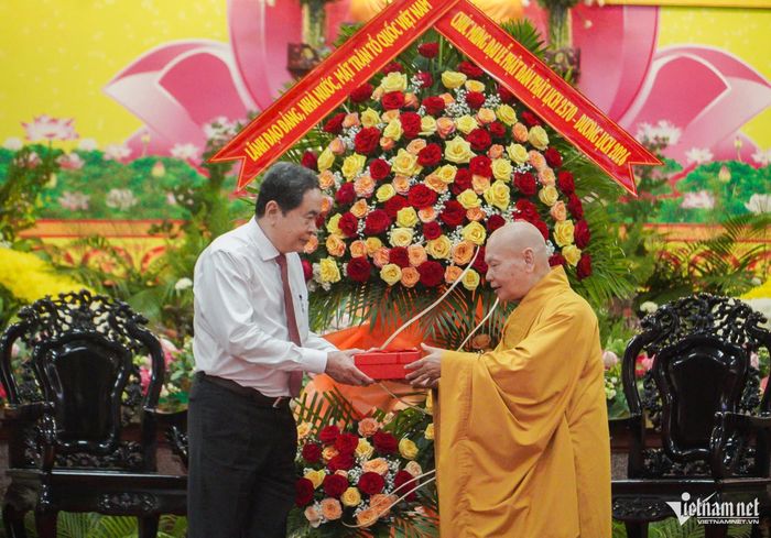 Chủ tịch Quốc hội Trần Thanh Mẫn tặng hoa, quà mừng đại lễ Phật đản