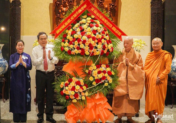 Chủ tịch Quốc hội Trần Thanh Mẫn tặng hoa, chúc mừng Đại lão Hòa thượng Thích Trí Quảng, Đức Pháp chủ Hội đồng Chứng minh Giáo hội Phật giáo Việt Nam