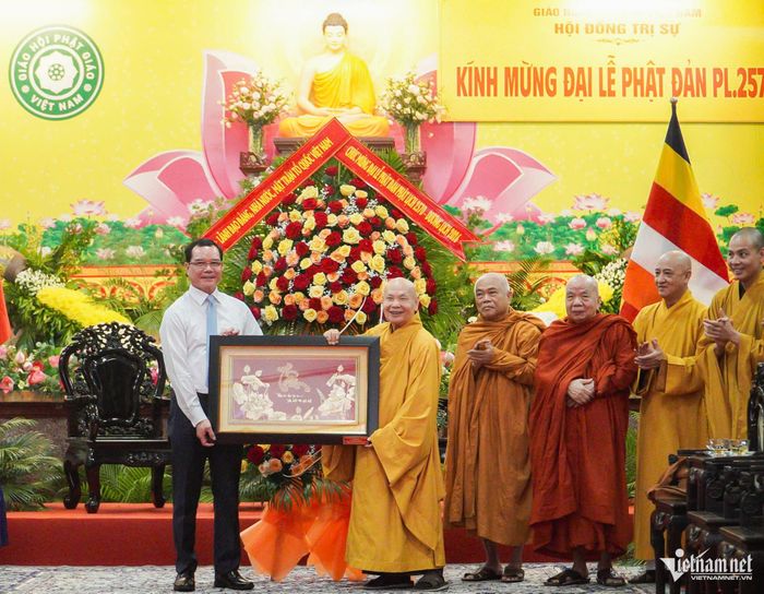 Bộ trưởng Bộ Dân tộc và Tôn giáo Nguyễn Đình Khang chúc mừng Ban trị sự nhân mùa Phật đản
