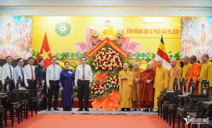 Đoàn chụp hình lưu niệm
