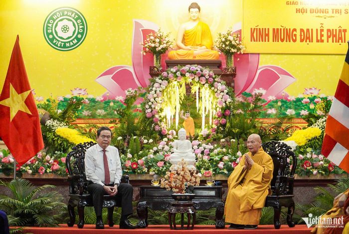 Chủ tịch Quốc hội Trần Thanh Mẫn cùng Trưởng lão Hòa thượng Thích Thiện Nhơn