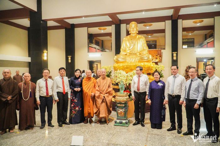 Chủ tịch Quốc hội Trần Thanh Mẫn và Đại lão Hòa thượng Thích Trí Quảng, Đức Pháp chủ Hội đồng Chứng minh Giáo hội Phật giáo Việt Nam với các đại biểu