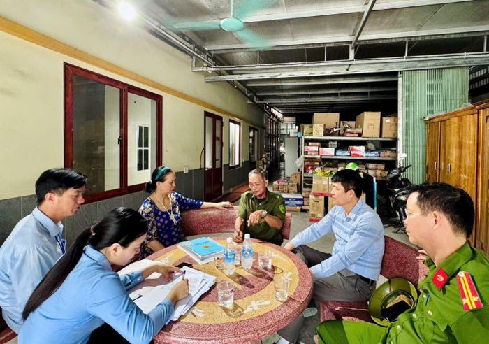 Cán bộ phường Nhị Chiểu đã tới từng hộ gia đình để tuyên truyền và phổ biến pháp luật liên quan đến lĩnh vực trật tự, an toàn giao thông, trật tự đô thị