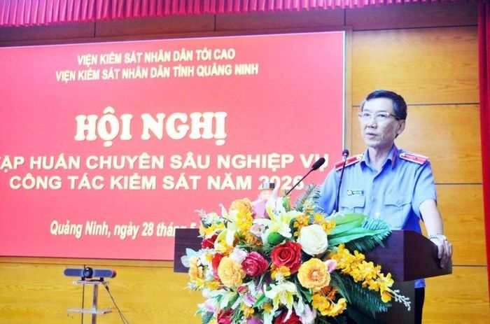 Đồng chí Nguyễn Huy Thắng, Phó Viện trưởng VKSND tỉnh Quảng Ninh phát biểu quán triệt một số nội dung tại Hội nghị.