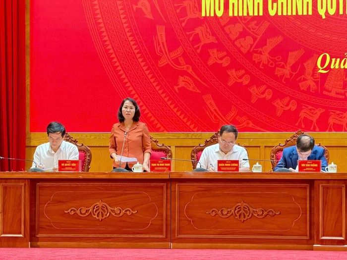 Bà Trịnh Thị Minh Thanh, Phó Bí thư Thường trực Tỉnh ủy, Chủ tịch HĐND tỉnh điều hành phần tham luận tại hội trường.