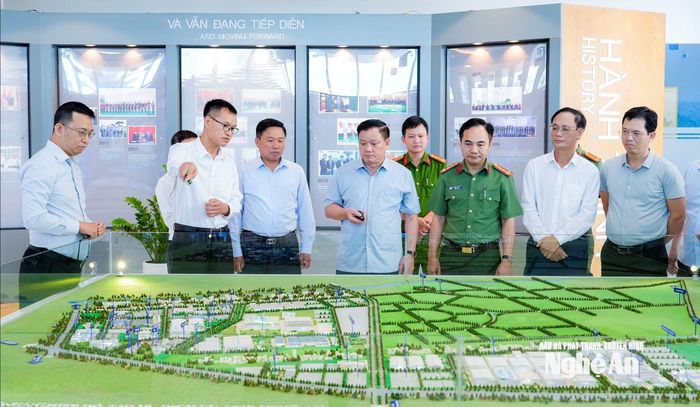 Bí thư Tỉnh ủy Trưởng đoàn ĐBQH tỉnh Nguyễn Khắc Thận thăm, làm việc tại Công ty TNHH VSIP Nghệ An. Ảnh: Phạm Bằng