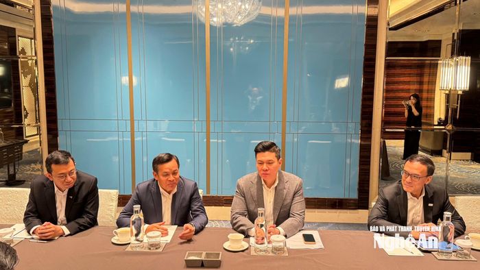 Giám đốc điều hành Sembcorp Development, đồng Chủ tịch Tập đoàn VSIP Group Lee Ark Boon phát biểu tại buổi làm việc. Ảnh: Phạm Bằng
