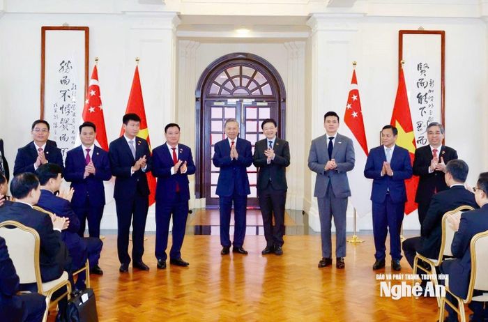 Tổng Bí thư, Chủ tịch nước Tô Lâm và Thủ tướng Singapore Lawrence Wong chứng kiến lễ trao các văn kiện hợp tác giữa hai nước và lãnh đạo các bộ, ngành, tỉnh Nghệ An chứng kiến công bố văn kiện hợp tác. Ảnh: Khánh Thục