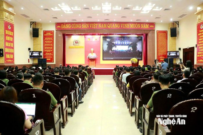 Đông đảo đại biểu tham dự tại điểm cầu Nghệ An theo dõi Lễ phát động Chương trình bảo vệ và hỗ trợ trẻ em phát triển trên môi trường mạng. Ảnh: Phương Huyền.
