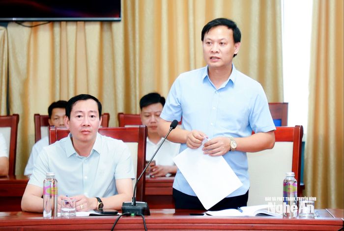 Đồng chí Vương Đình Nhuận - Giám đốc Ban Quản lý dự án đầu tư xây dựng các công trình dân dụng và công nghiệp tỉnh báo cáo tiến độ các dự án. Ảnh: Thành Duy