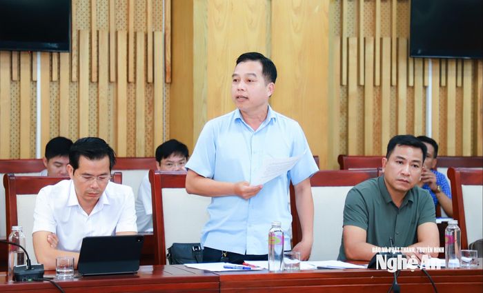 Đồng chí Lê Quang Huy - Phó Giám đốc Sở Nông nghiệp và Môi trường Nghệ An báo cáo về giải quyết các vướng mắc vật liệu cho các dự án. Ảnh: Thành Duy