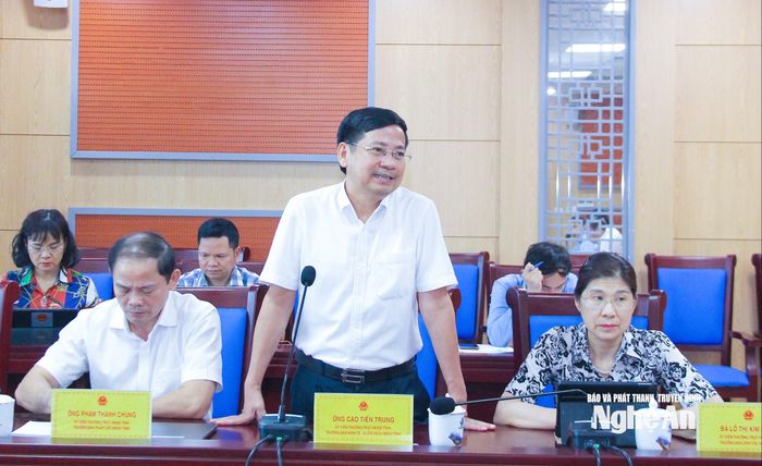 Đồng chí Cao Tiến Trung - Ủy viên Thường trực, Trưởng ban Kinh tế và Ngân sách HĐND tỉnh nêu ý kiến bổ sung dự thảo nghị quyết về chủ trương đầu tư dự án vào kỳ họp chuyên đề sắp tới. Ảnh: Mai Hoa