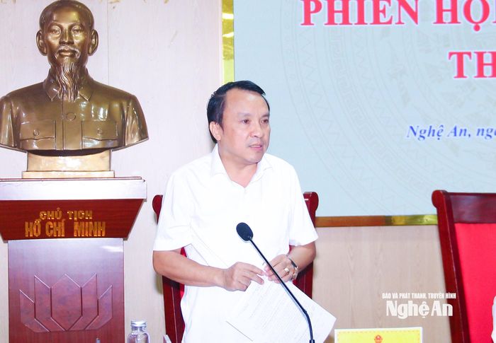 Đồng chí Dương Đình Chỉnh - Ủy viên Ban Thường vụ Tỉnh ủy, Phó Chủ tịch Thường trực HĐND tỉnh nêu ý kiến tại phiên họp. Ảnh: Mai Hoa