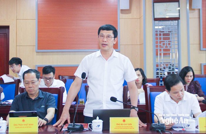Đồng chí Bùi Duy Sơn - Ủy viên Ban Chấp hành Đảng bộ tỉnh, Chánh Văn phòng Đoàn đại biểu Quốc hội và HĐND tỉnh báo cáo kết quả hoạt động của Thường trực HĐND tỉnh trong tháng 5/2026. Ảnh: Mai Hoa