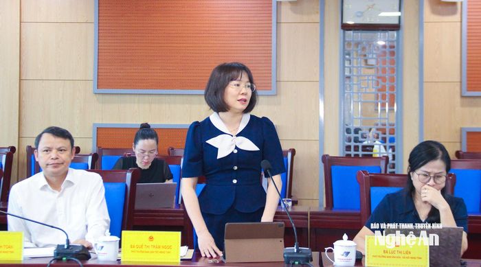 Phó Trưởng ban Dân tộc HĐND tỉnh Quế Thị Trâm Ngọc nêu ý kiến tại phiên họp. Ảnh: Mai Hoa