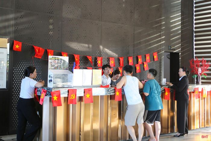  Với nhiều sản phẩm mới hấp dẫn, du lịch Hà Tĩnh hứa hẹn sẽ thu hút đông đảo du khách trong mùa cao điểm. Ảnh: Du khách check- in tại khách sạn Mường Thanh Luxury Xuân Thành dịp cuối tuần vừa qua. 