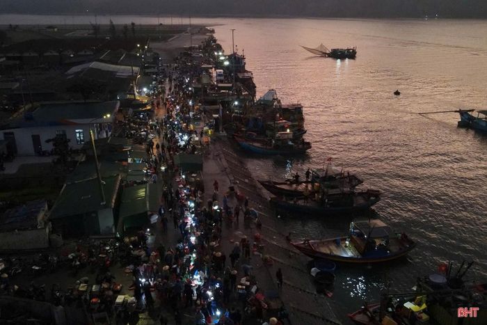 Không khí nhộn nhịp của làng chài tại thôn Hải Nam (xã Thiên Cầm) mỗi sáng sớm.