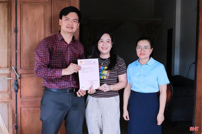 Ông Nguyễn Nhật Linh - Phó Chủ tịch UBND phường trao giấy chứng nhận quyền sử dụng đất cho gia đình chị Hoàng Thị Thùy Dung, tổ dân phố Liên Vinh.