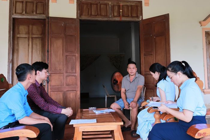 Lãnh đạo địa phương trực tiếp động viên, chi trả tiền hỗ trợ cho các hộ dân.