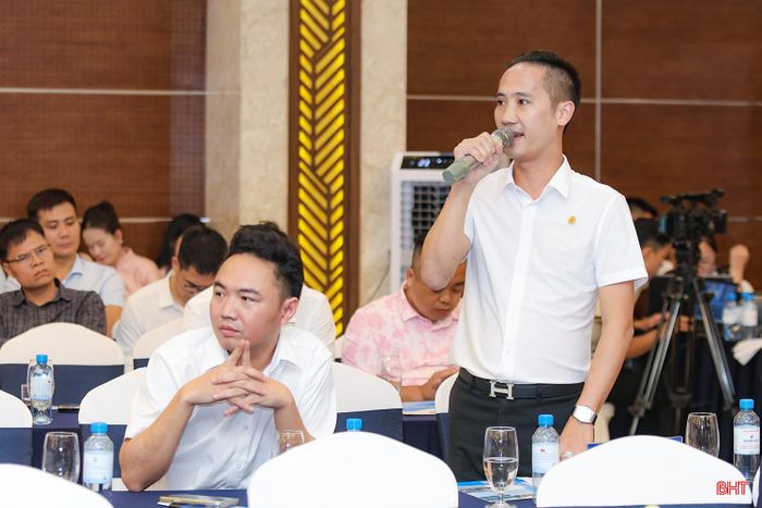 Ông Nguyễn Tiến Trường – Tổng Giám đốc Công ty TNHH Thương mại Vật liệu xây dựng Tiến Trường (TP HCM) đặt câu hỏi tại diễn đàn.