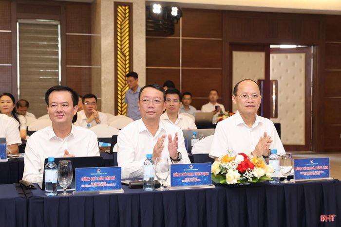  Các đồng chí lãnh đạo tỉnh tham dự diễn đàn. 